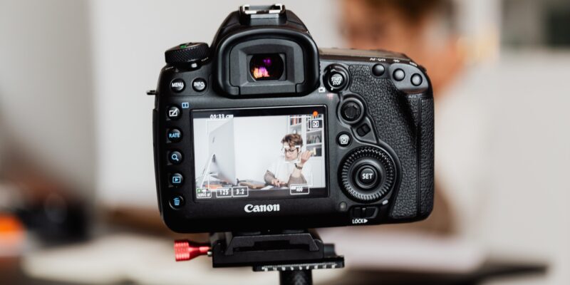 Qué incluye la traducción audiovisual profesional: subtítulos, doblaje, locución, transcripción y accesibilidad