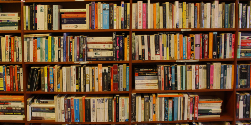 Qué cambia al traducir un libro independiente frente a una colección editorial